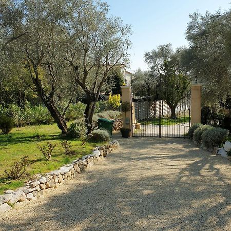 Отель La Bastide Aux Oliviers Туррет-сюр-Лу Экстерьер фото