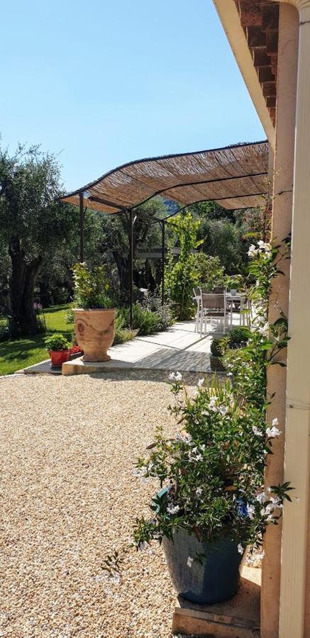 Отель La Bastide Aux Oliviers Туррет-сюр-Лу Экстерьер фото