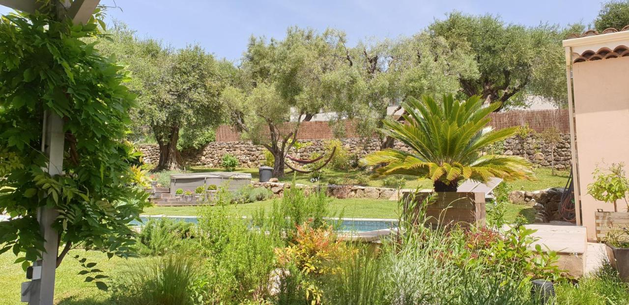 Отель La Bastide Aux Oliviers Туррет-сюр-Лу Экстерьер фото