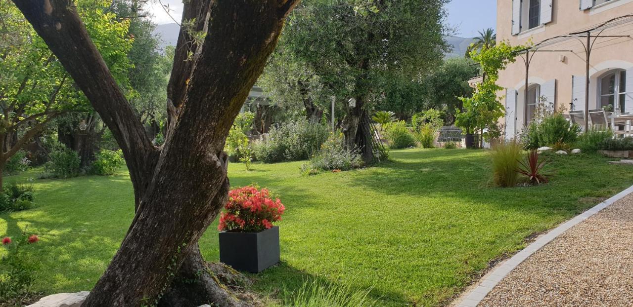 Отель La Bastide Aux Oliviers Туррет-сюр-Лу Экстерьер фото