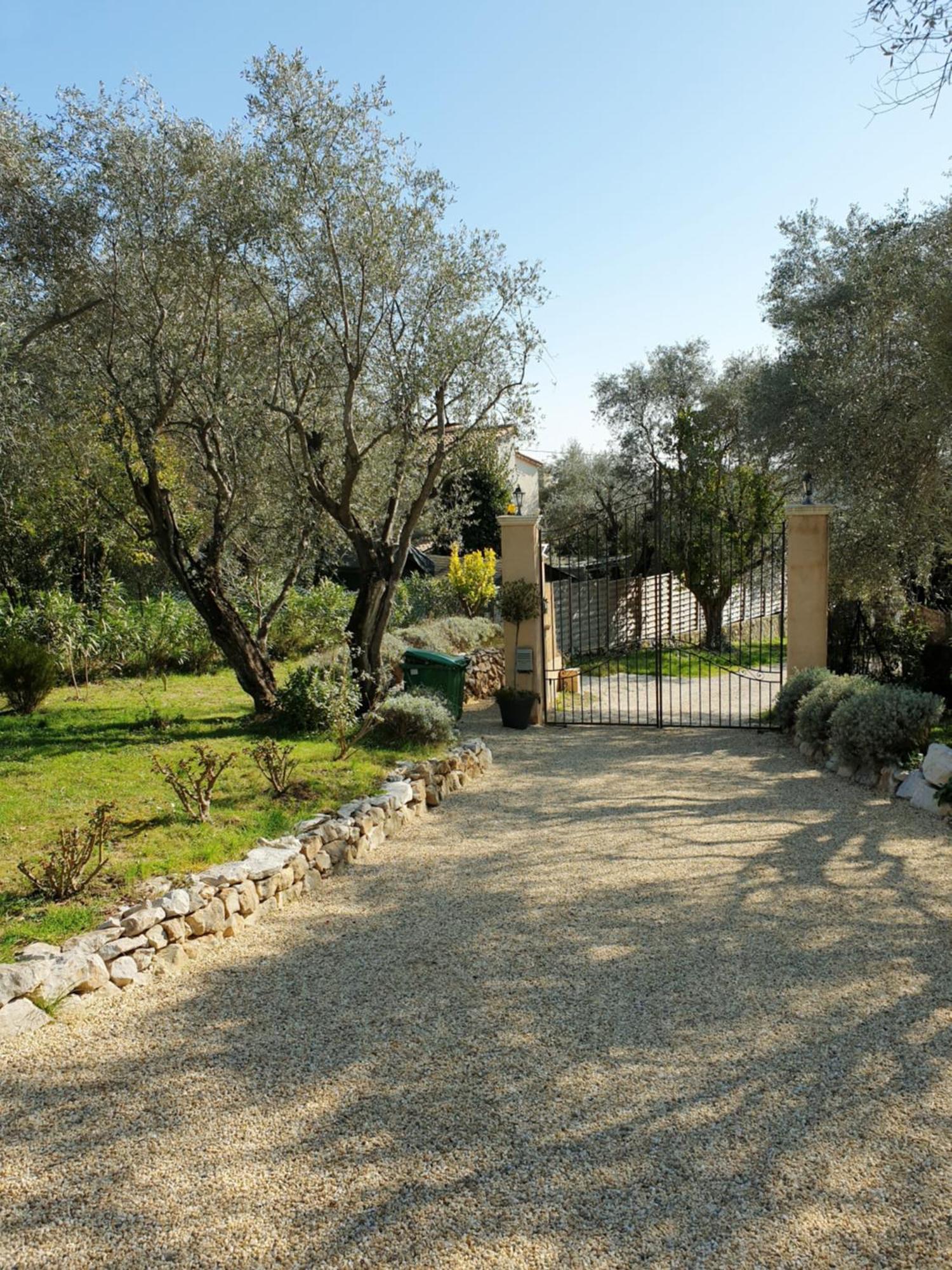 Отель La Bastide Aux Oliviers Туррет-сюр-Лу Экстерьер фото
